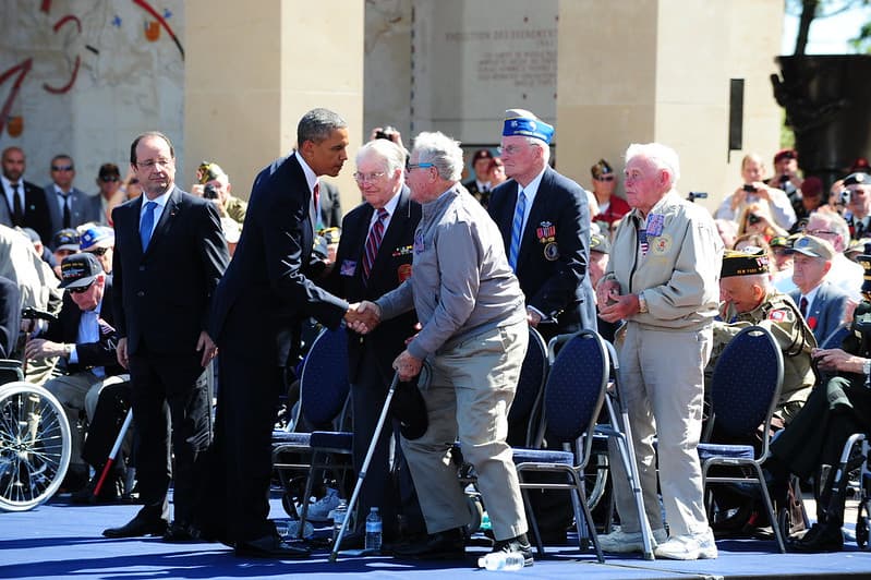 President Obama shakes hands with a WWII Vet