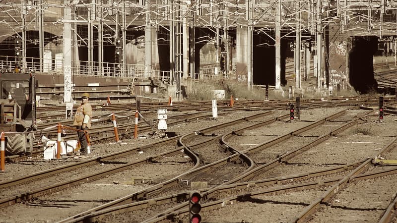 Which way does the train go?