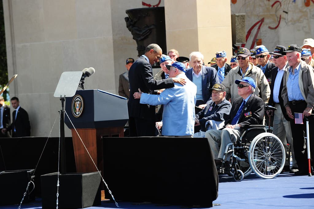 President Obama shakes hands with a WWII Vet
