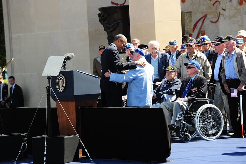 President Obama shakes hands with a WWII Vet