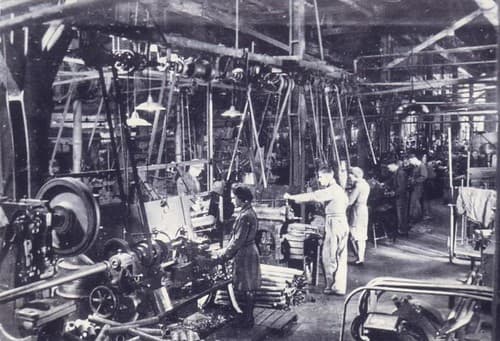 Factory workers at Armstrongs c.1940s (archive ref DDPD-2-2-6)