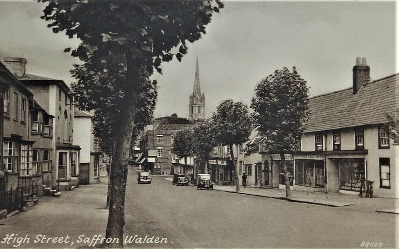 Vintage cars and shop fronts on High Street, SAFFRON WALDEN Essex