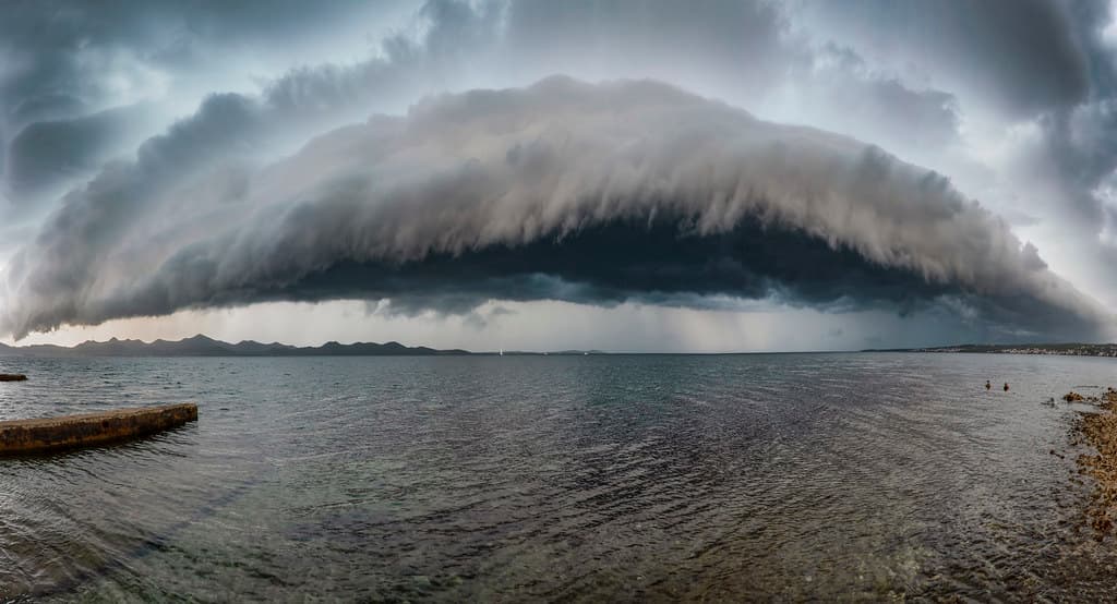 Shelf cloud