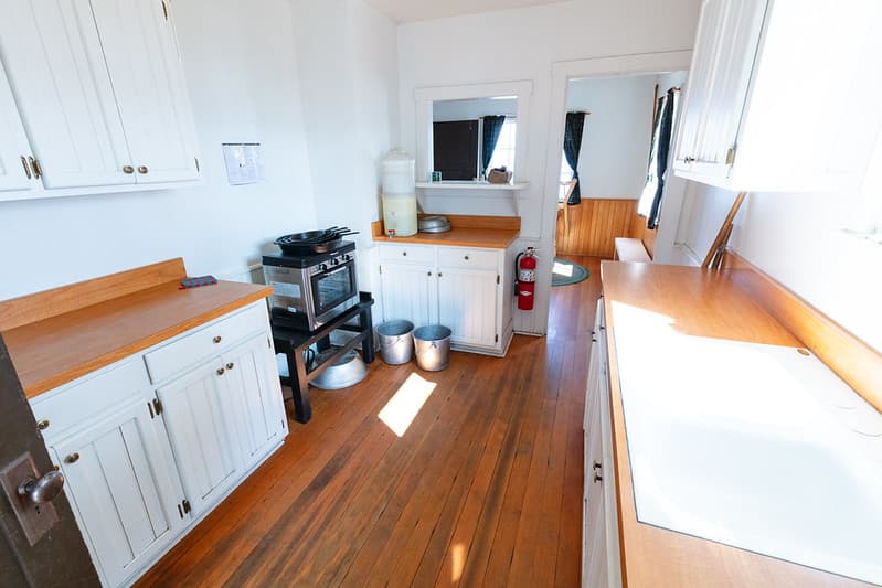 Peale Island Cabin: kitchen
