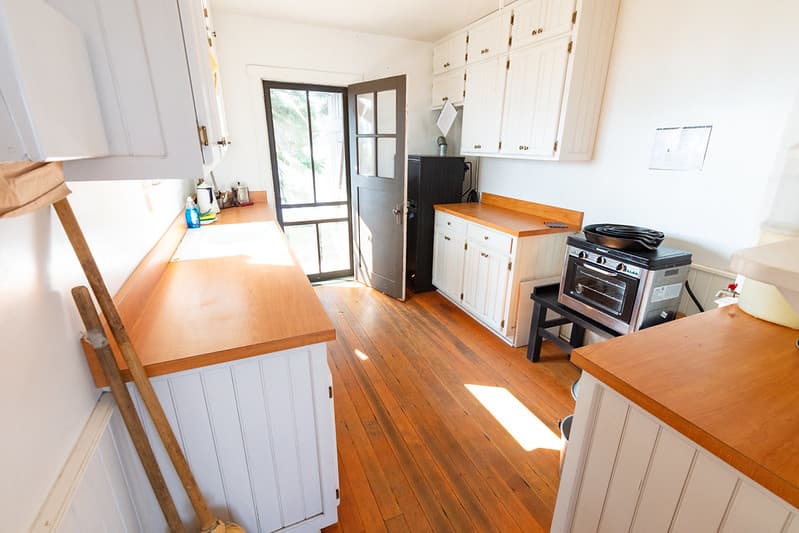 Peale Island Cabin: kitchen (2)