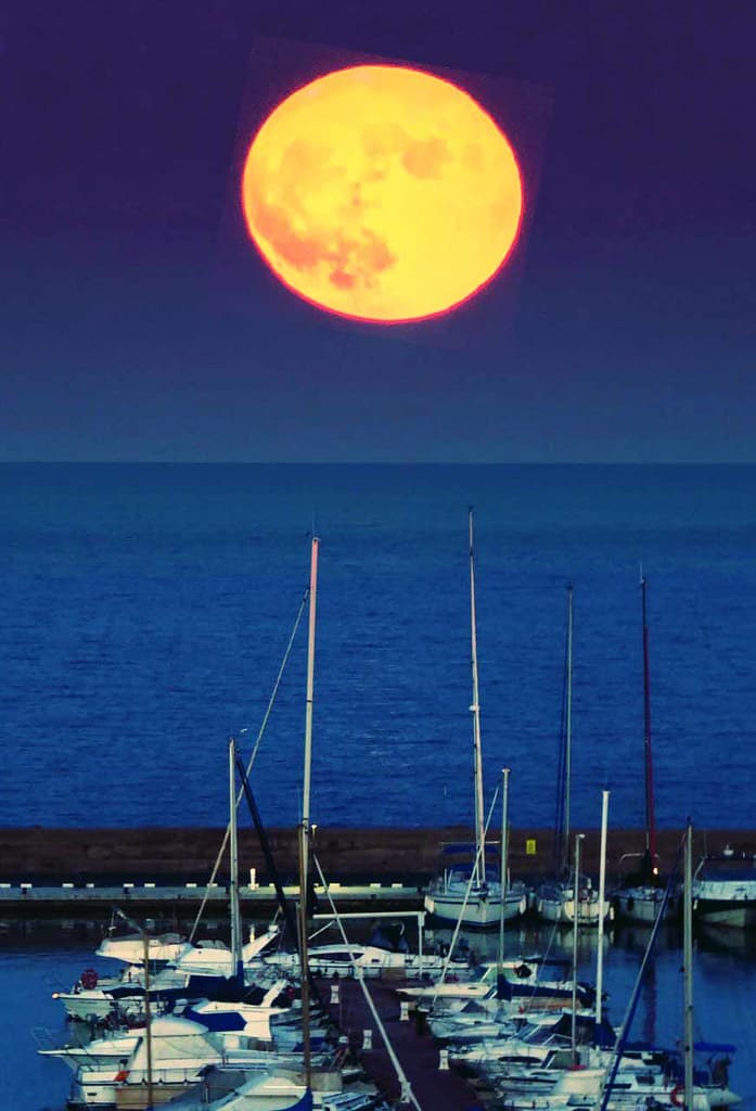Prescott Ontario - Canada - Prescott Heritage Harbour - Full Luna