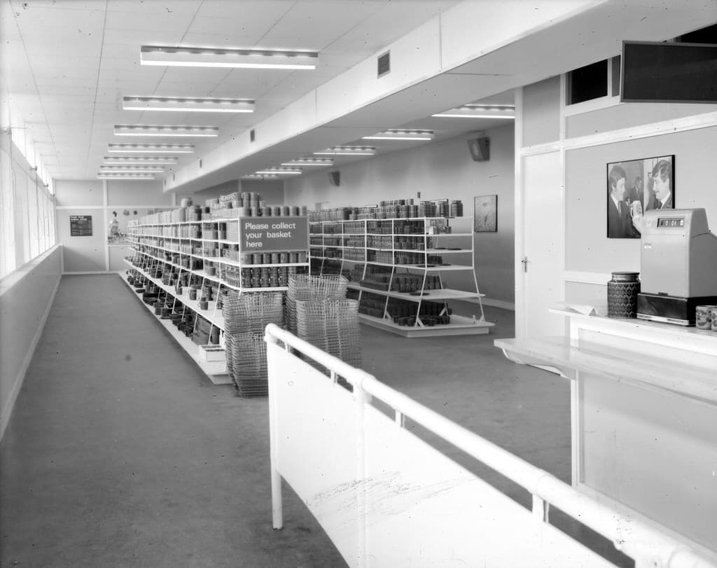 Hornsea Pottery factory shop (est. 1960s) (DDPH/9/1/1 284)