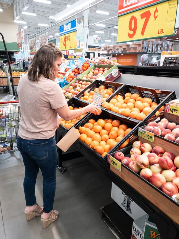 Woman shopping for Oranges - #Produce #Fruit #CC0