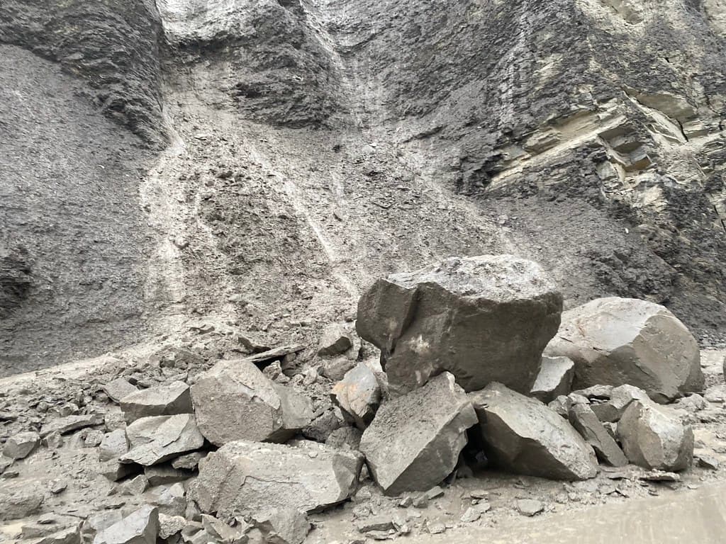 Large rockslide on North Entrance Road in the Gardner Canyon.