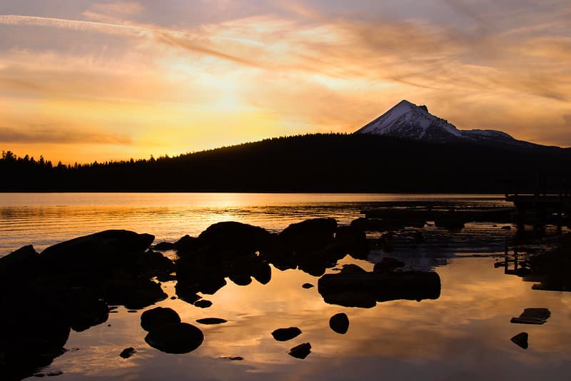 Golden sunset at Lake of the Woods, Oregon