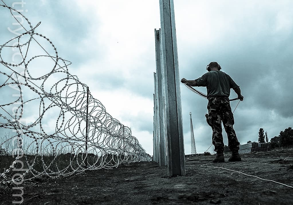 Hungarian Defence Force install barbed wire