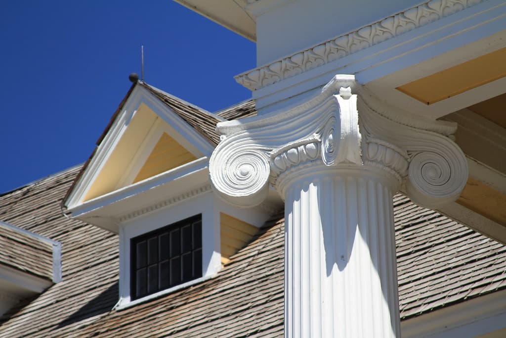 Lake Hotel, architectural detail of a column
