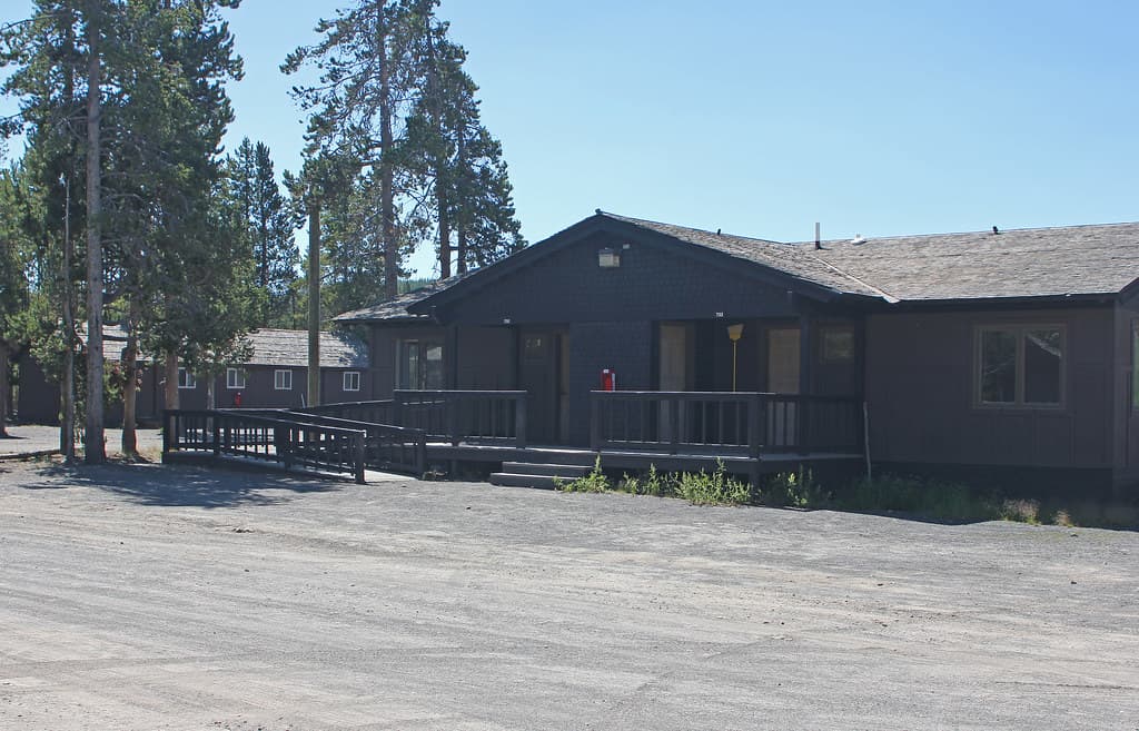 Old Faithful Snow Lodge cabin