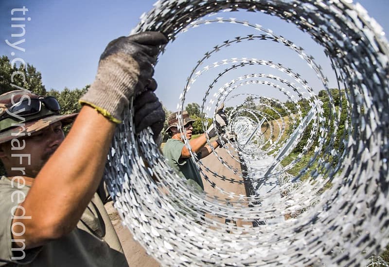 Hungarian soldiers put up razor wire