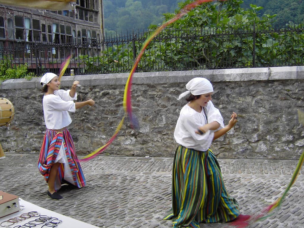 Street performers in Lanestosa's medieval market