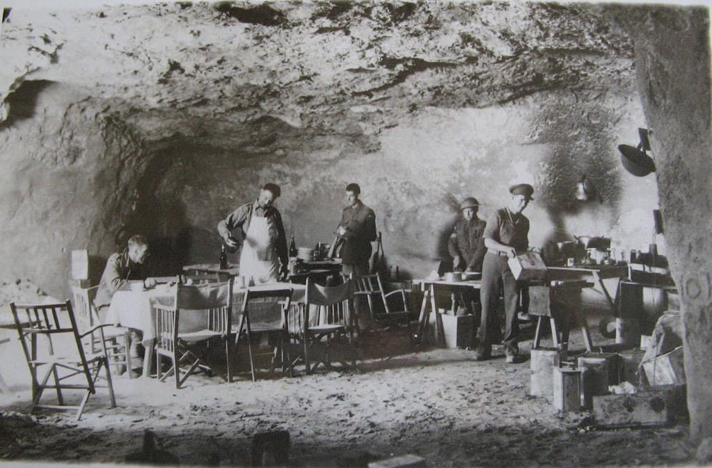 Aussies fed by underground kitchen - 1941