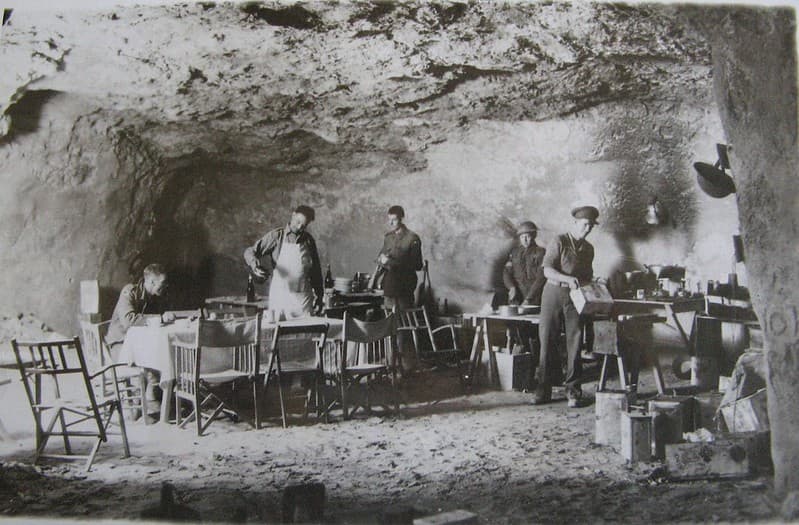 Aussies fed by underground kitchen - 1941