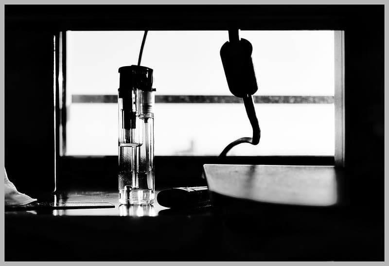Bajo el monitor