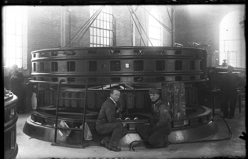 Men building turbine
