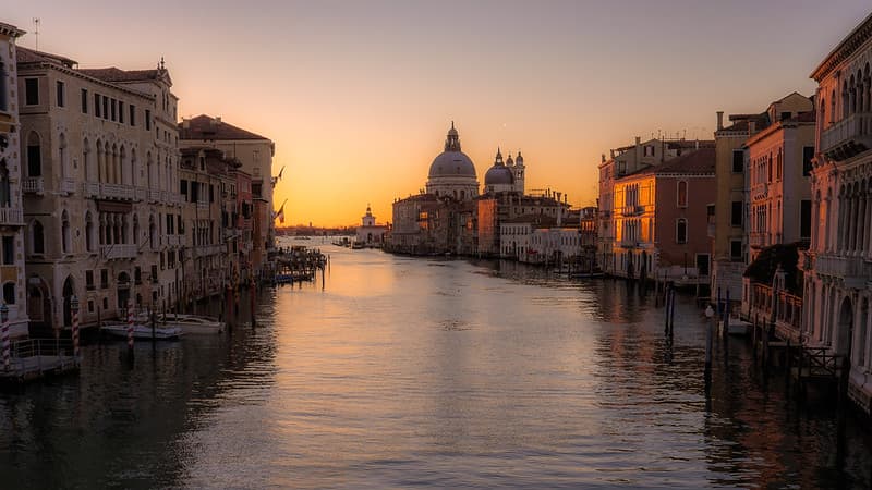 Canal Grande / Santa Maria della Salute at sunrise