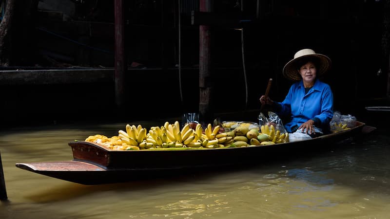 Floating fruit vendor