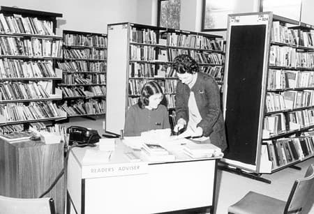 Mount Waverley Branch Library : staff at Readers Adviser desk
