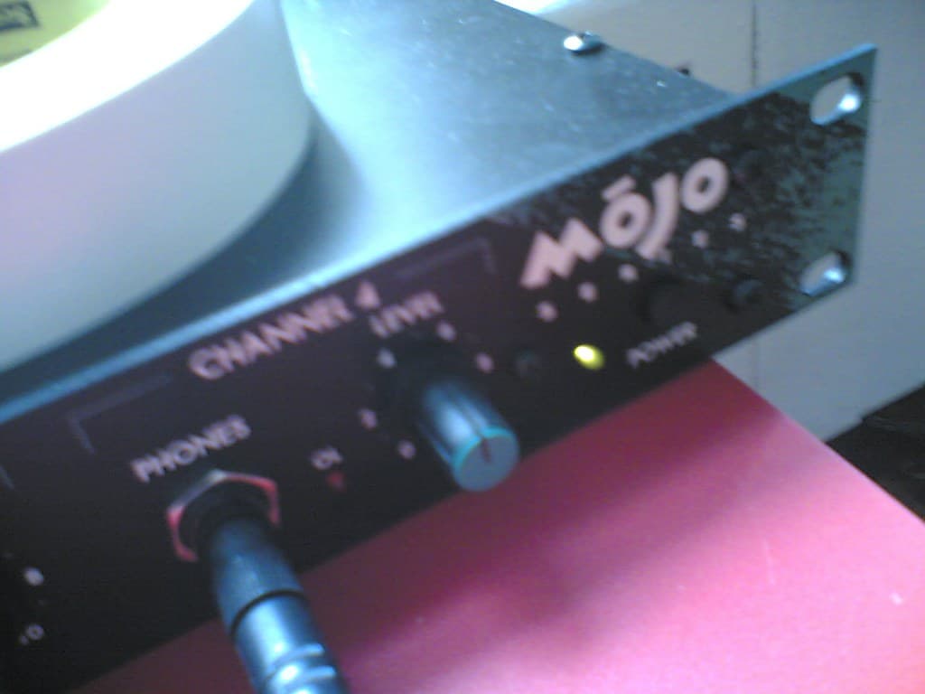 Mojo MH4 Stereo Headphone console - closeup of level control