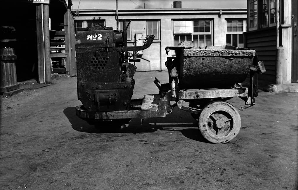 139; Cable Street, Lister Truck with tipper - Circa 1932