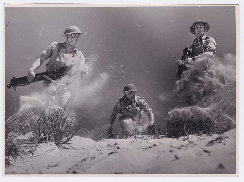 Soldiers running with machine guns, ca1940