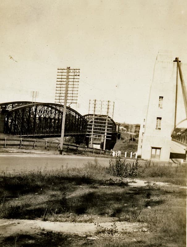 Walter Taylor Bridge (right) and Albert Rail Bridge (left)