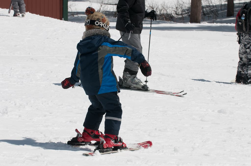 Child wobbling on skis