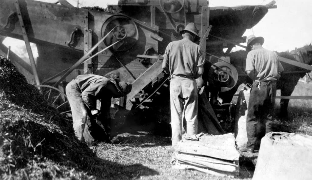 Picking and bagging in the peanut industry, December 1927