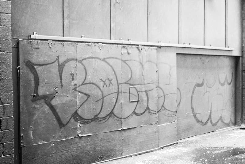 Cameralens, alley, badgraffiti