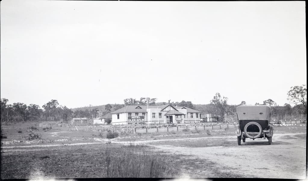 Hotel Glen Aplin with car in foreground
