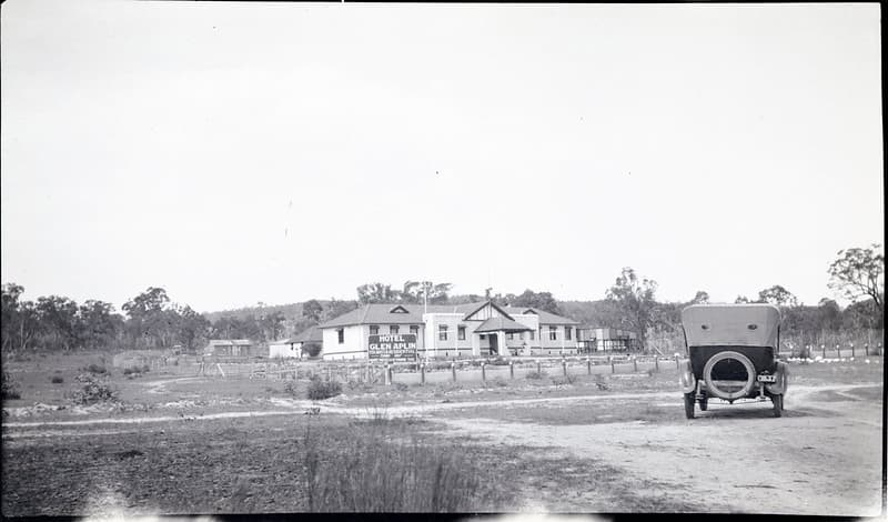 Hotel Glen Aplin with car in foreground