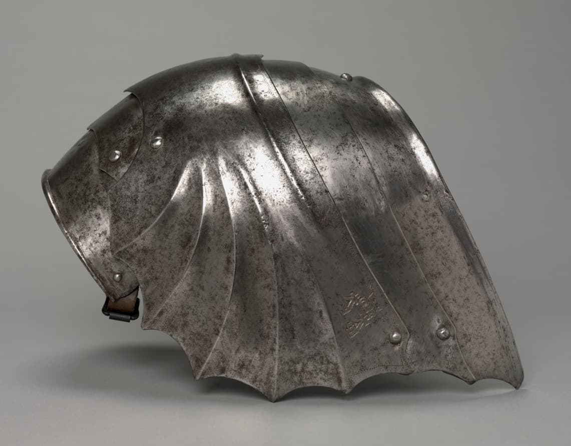 Gothic Fan-Shaped Pauldron (left)
