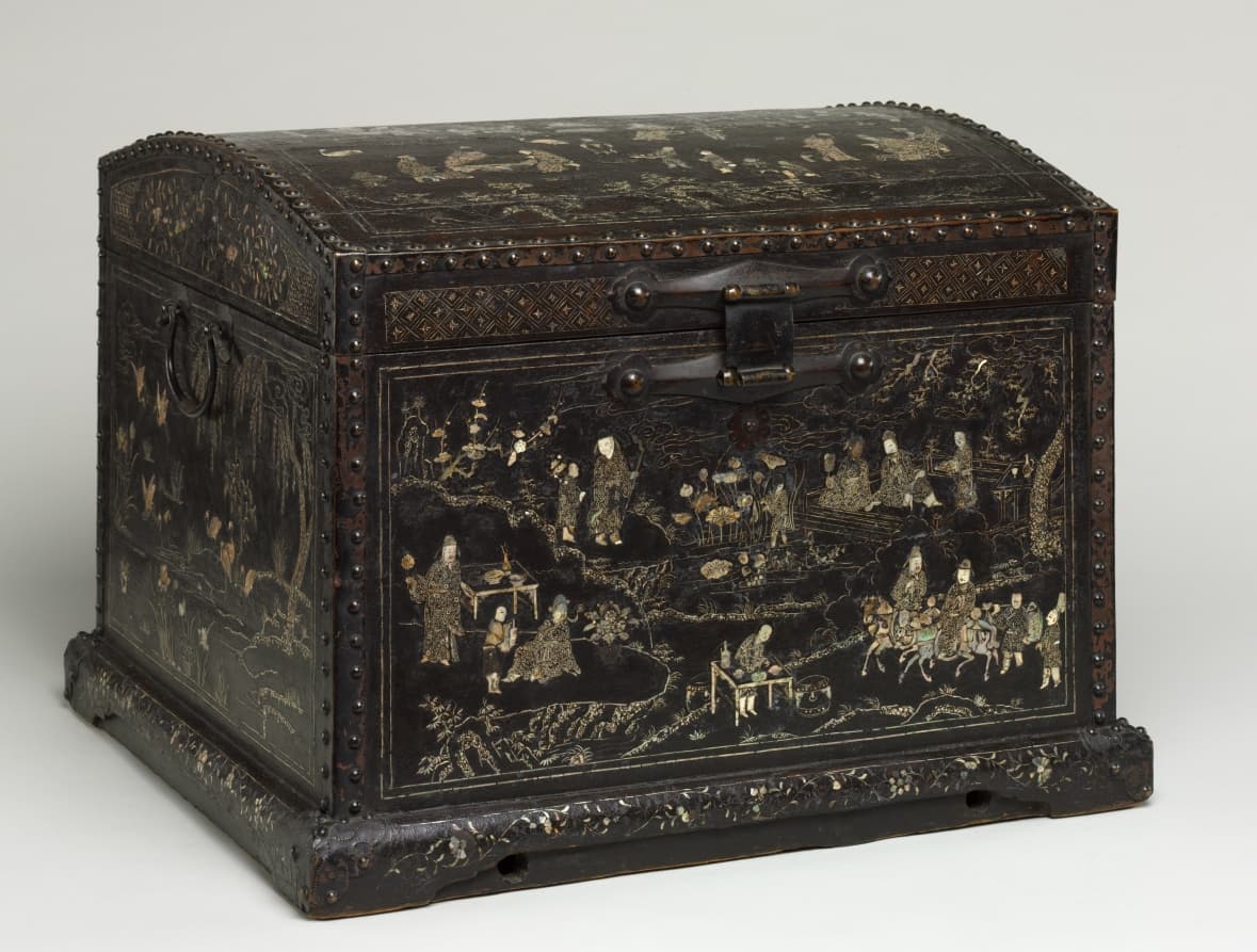 Chest for Storing Garments