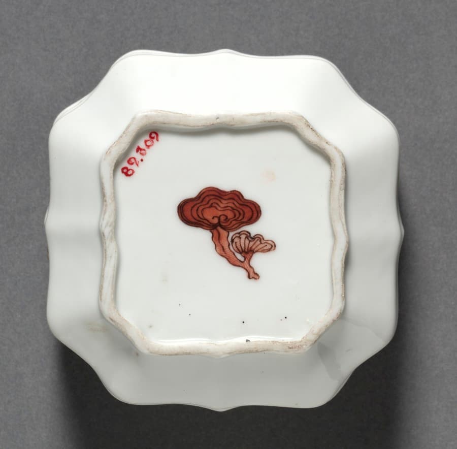 Square Covered Box with Hundred Antiquities