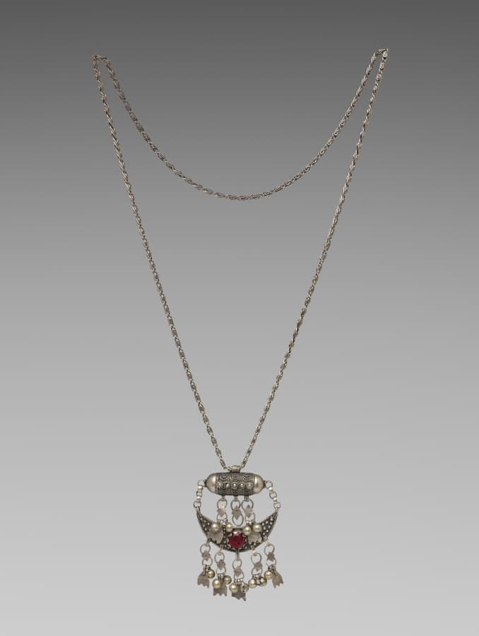 Necklace with pendant (waqari or wakari?)