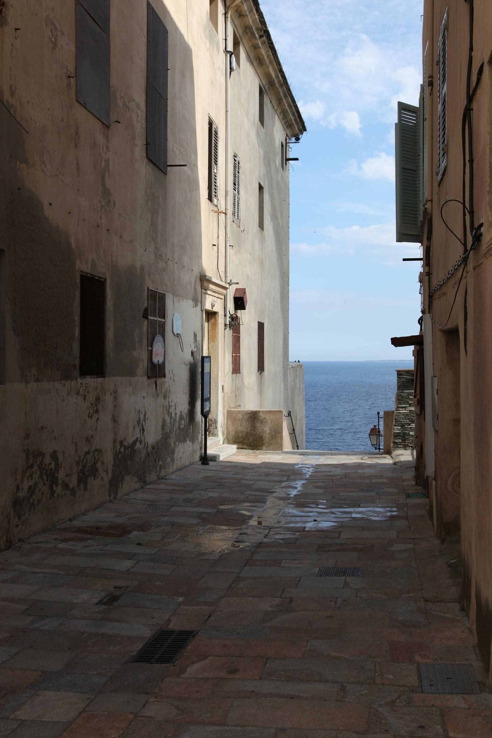 Alley to the sea