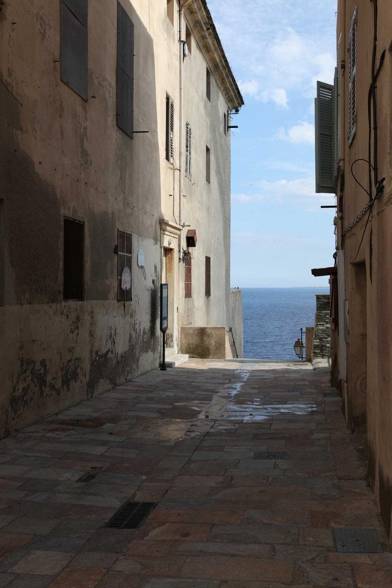 Alley to the sea