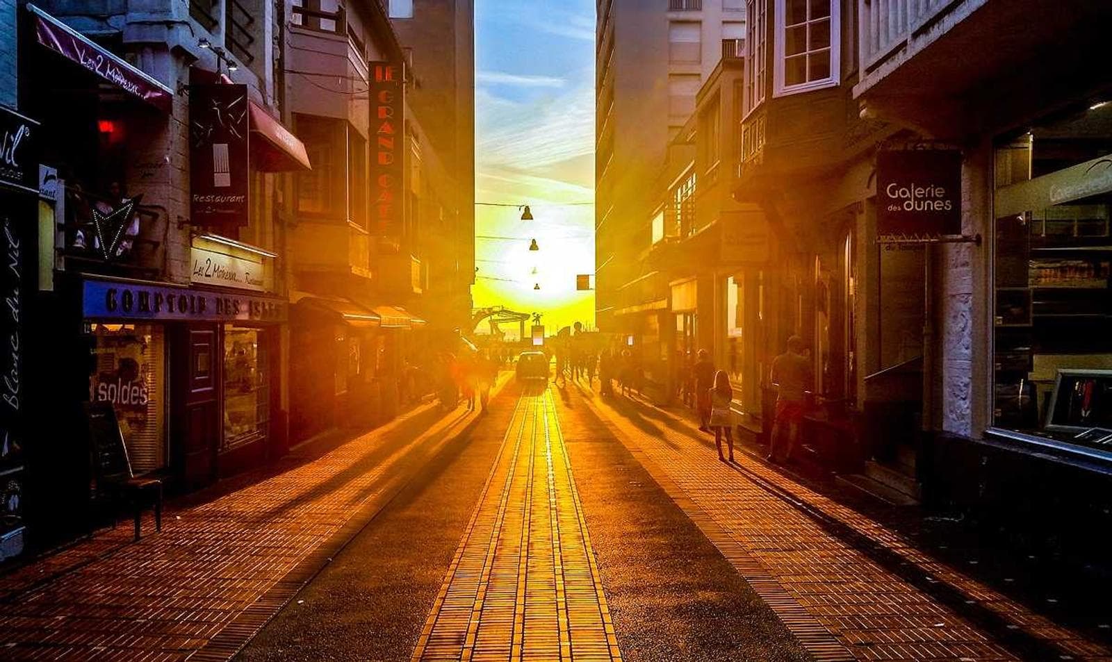 Sun down the boulevard