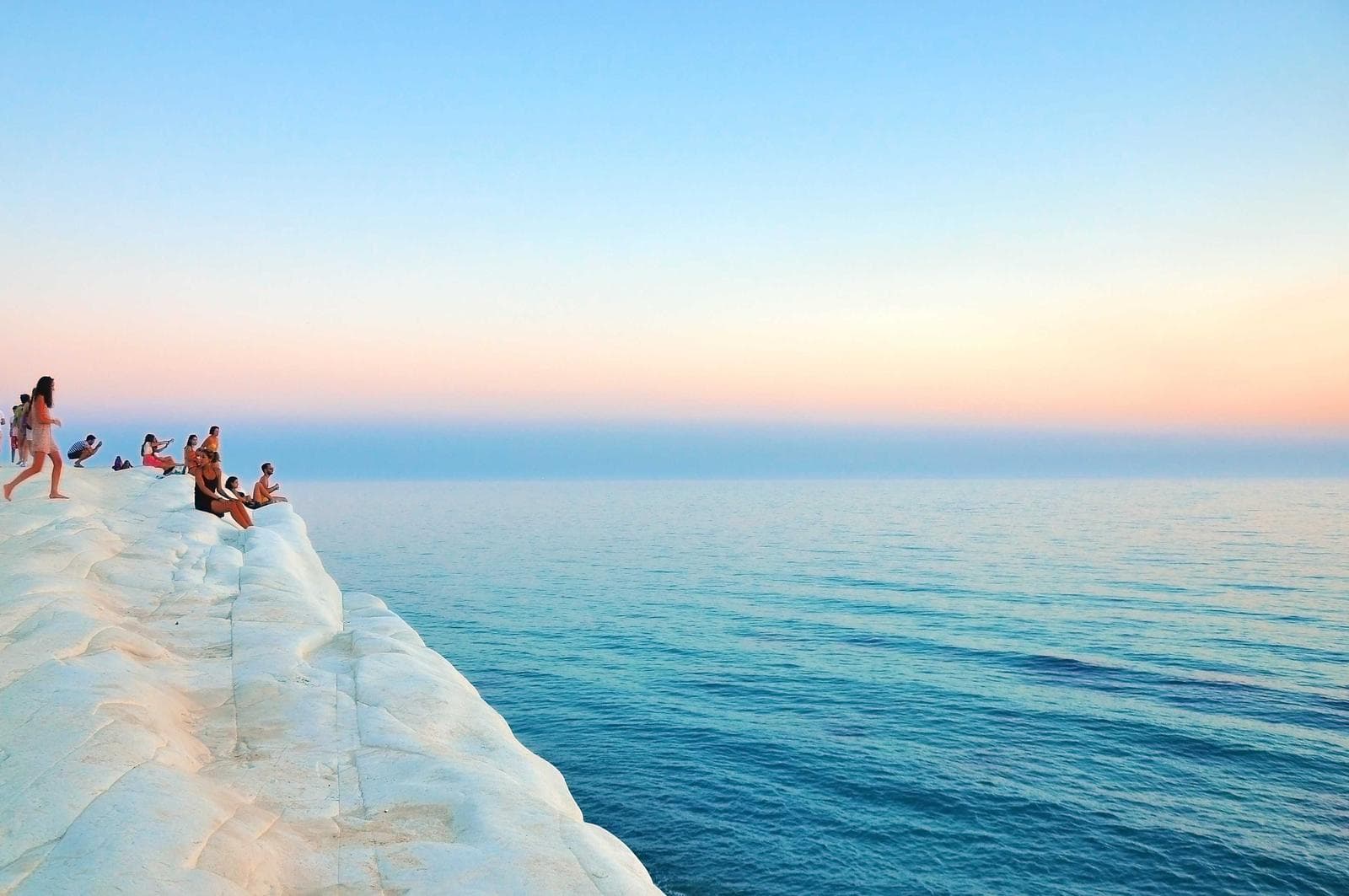 Edge and horizon
