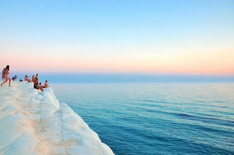 Edge and horizon
