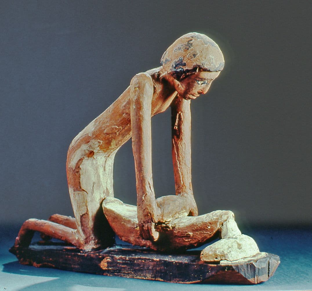 Model of a man grinding grain, wood - Museo Egizio (Turin) S 8946 p07