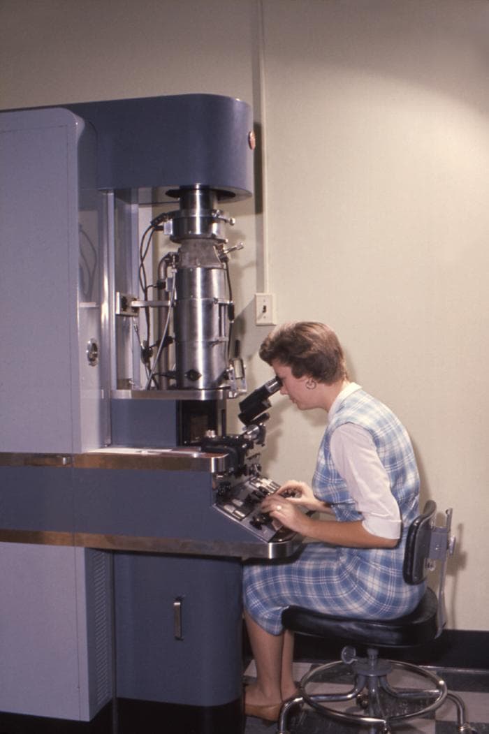 Transmission electron microscope circa 1960