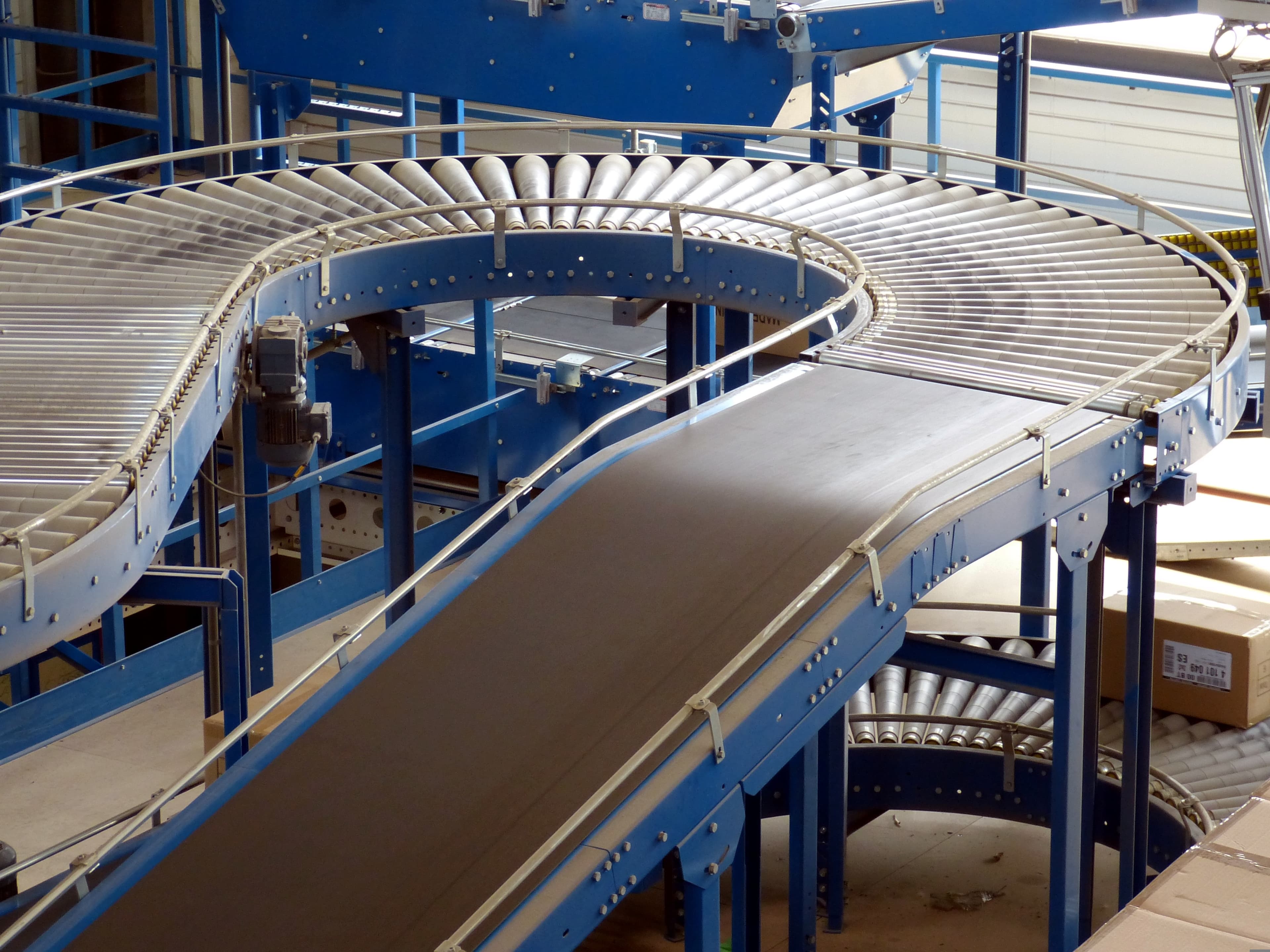 Conveyor system in a factory