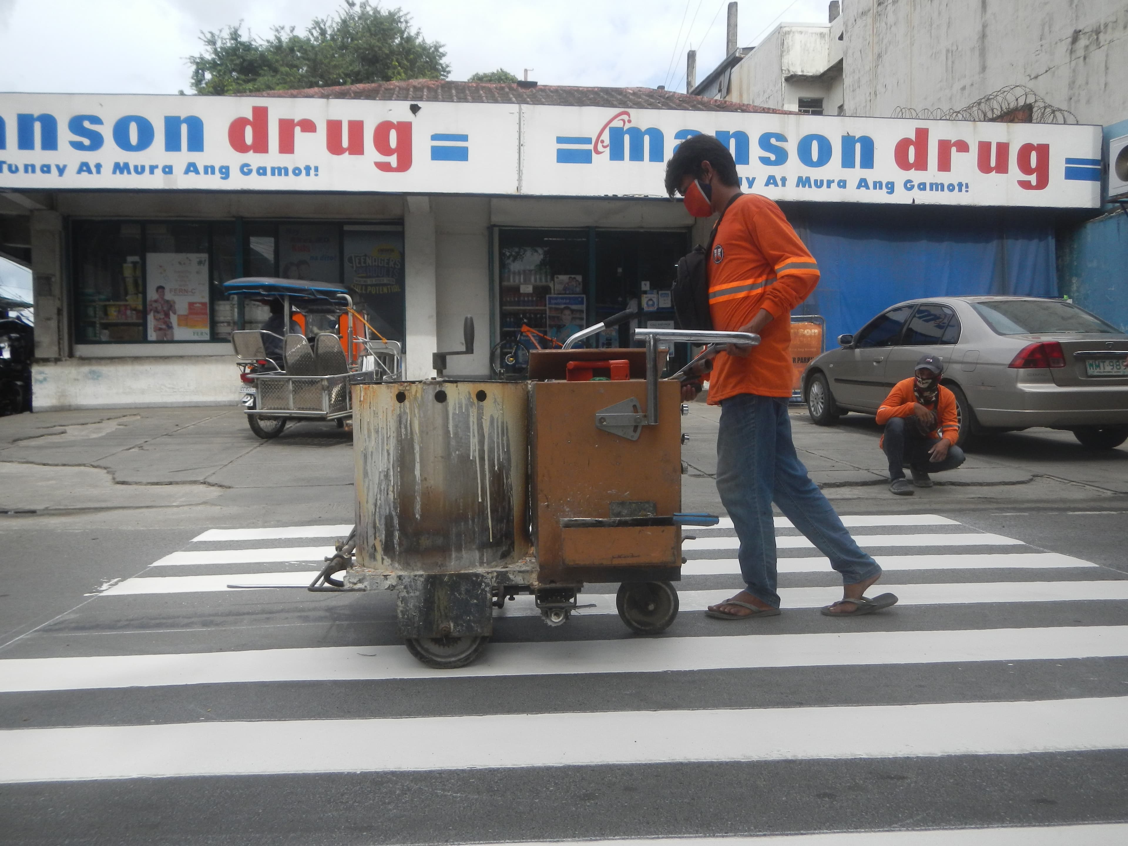 963Workers' application of crosswalk white lines road markings 66