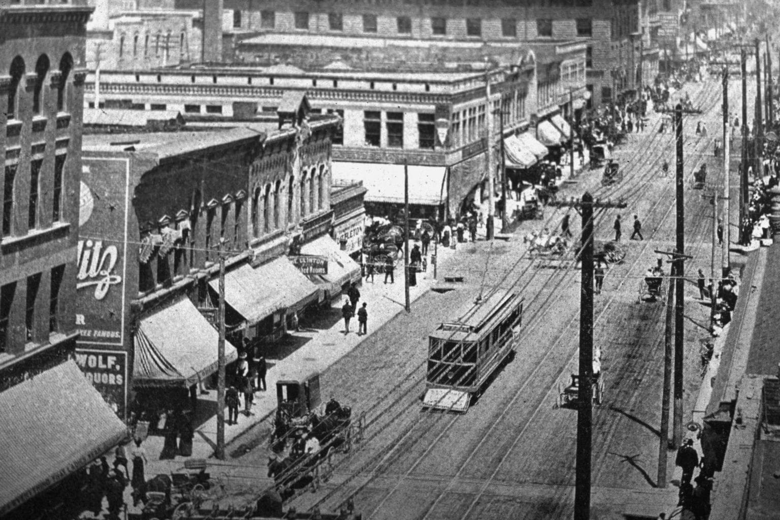 Street scene - DPLA - 34d1447443bbafcce1363f90de2cb5d7