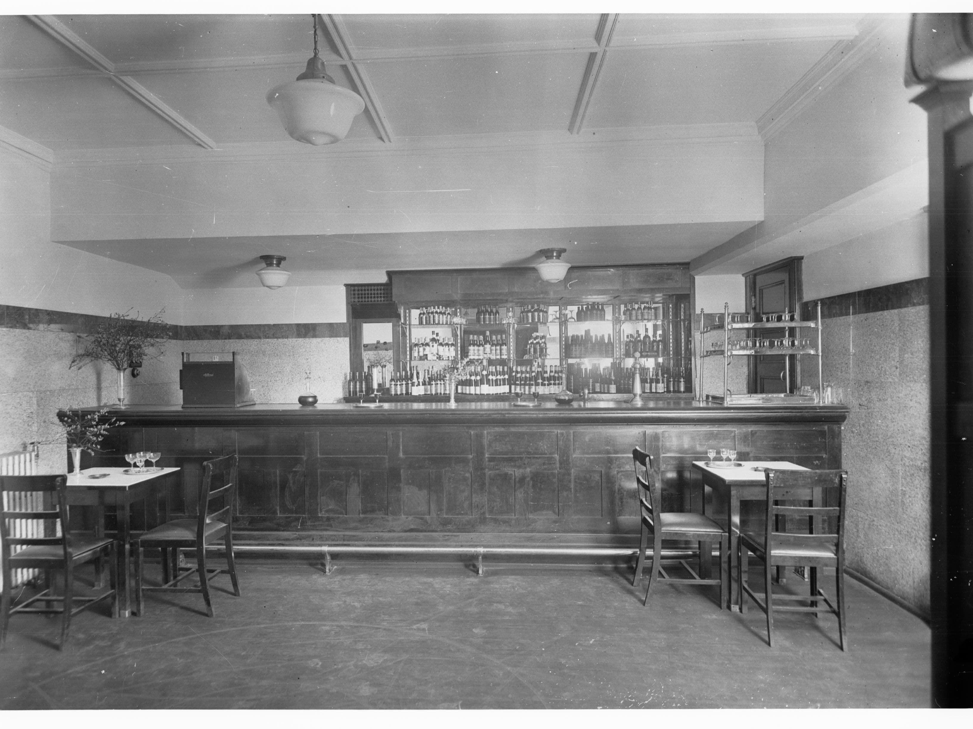 Wine Saloon Adelaide Railway Station(GN12559)
